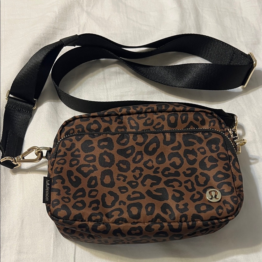 lululemon Everywhere crossbody bag 2l